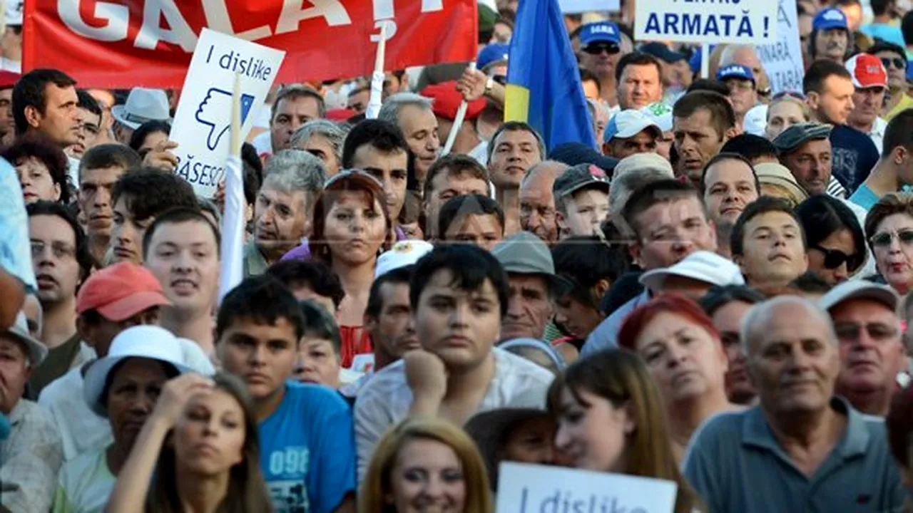 Protest faţă de Traian Băsescu la Cluj: Ce pancarte au afişat participanţii