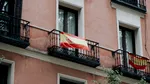 Steagul de la balcon poate fi motiv de amendă până la 3.000 de euro în Spania: cum să eviți problemele