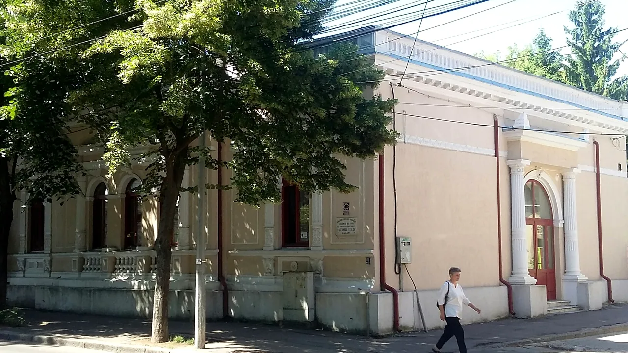 Gaură de doi metri pătraţi în tavanul unei grădiniţe, din cauza infiltraţiilor, în Galaţi 