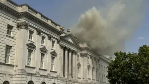 Zeci de pompieri încearcă să stingă flăcările care au cuprins o clădire istorică din centrul Londrei 