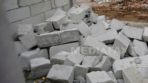 Bloc demolat din greşeală, la Giurgiu: O firmă de construcţii a încurcat clădirea pe care trebuia să o dărâme. Primăria a deschis o anchetă - FOTO
