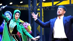 Petrecere spectaculoasă de ziua preşedintelui cecen. Cum i-au urat la mulţi ani Hilary Swank şi Jean-Claude Van Damme