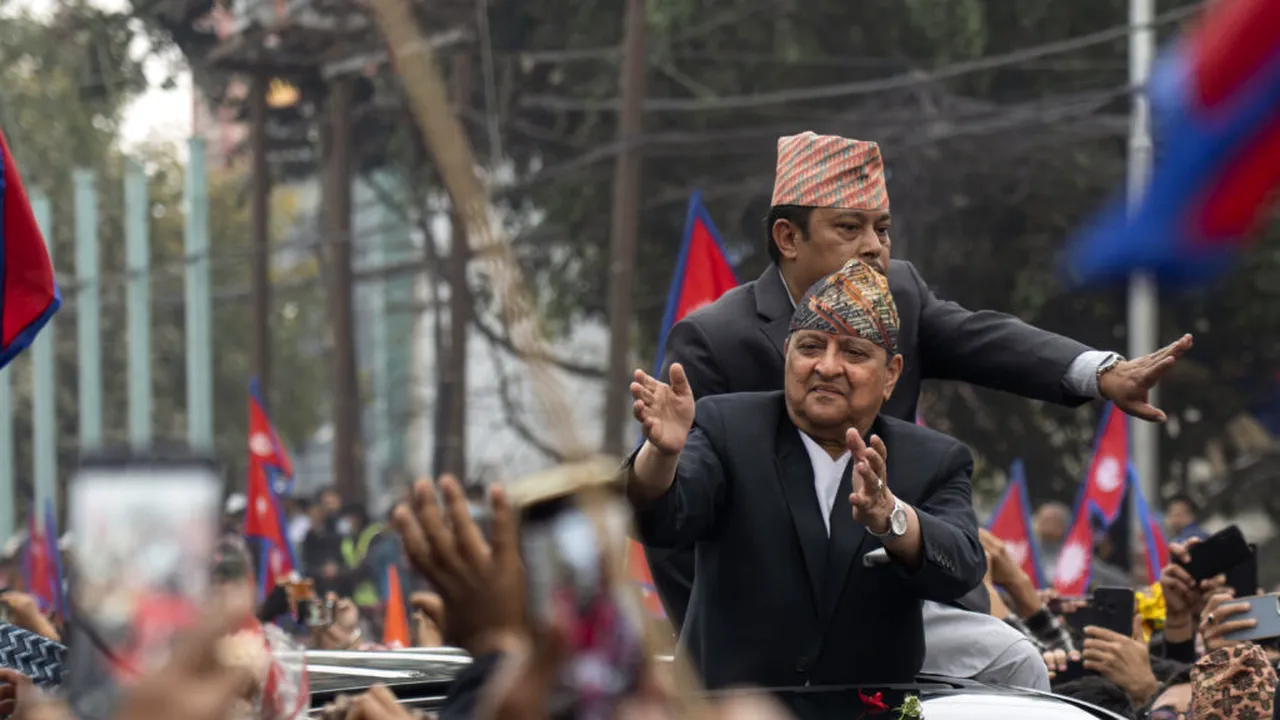 Mii de persoane din Nepal vor să revină la monarhie