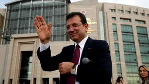 2.430 de ani de închisoare riscă rivalul lui Erdogan. Cel mai urmărit proces din Turcia a început în aplauzele susținătorilor