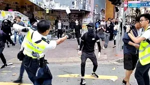 Focuri de armă la Hong Kong: Un tânăr care a sărit în apărarea unui protestatar a fost împuşcat de un poliţist - FOTO, VIDEO