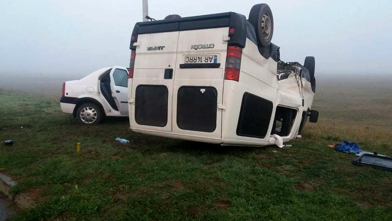 Trei răniţi, în urma impactului dintre o maşină şi un microbuz de transport persoane, în Arad