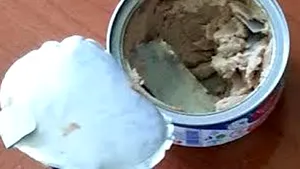 Braşov: Un bărbat a reclamat că a găsit bucăţi de tablă într-o conservă de pate de curcan