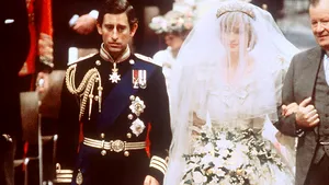 O felie din tortul servit la nunta prinţesei Diana, vândută la licitaţie cu 1.375 de dolari - VIDEO 