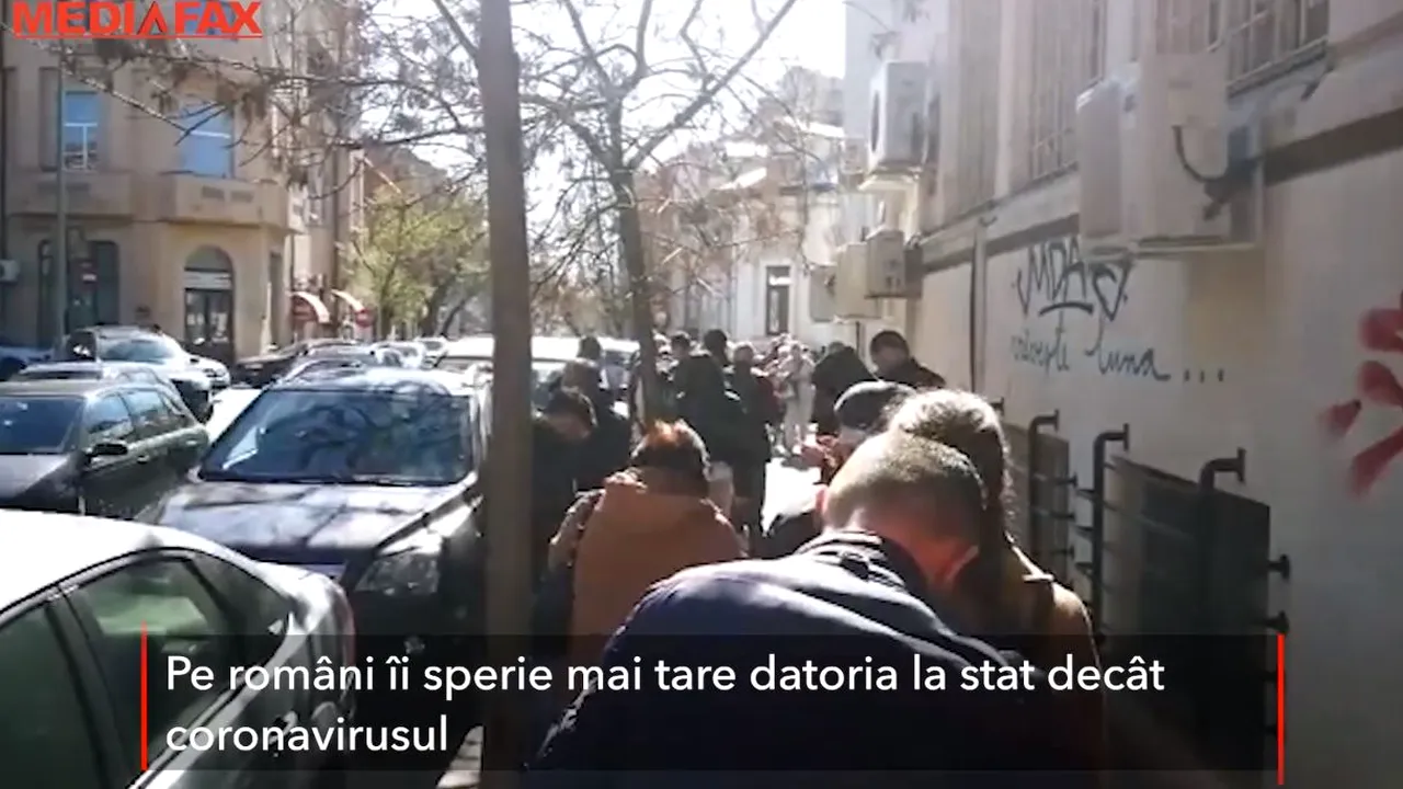 Coadă la ANAF. Românii ies din casă să îşi plătească datoriile la stat, deşi o pot face online