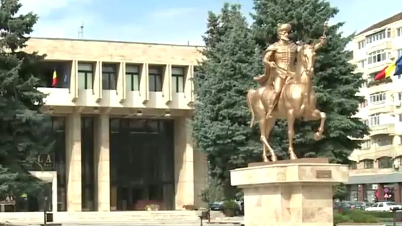 Sculptorul statuii lui Mihai Viteazu, vopsită în auriu, vrea să dea în judecată Primăria Târgovişte 