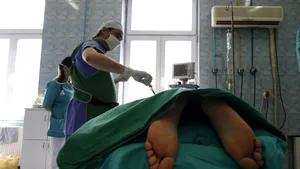 Un tânăr a fugit din spital de teama operaţiei, dar jandarmii l-au convins să se întoarcă
