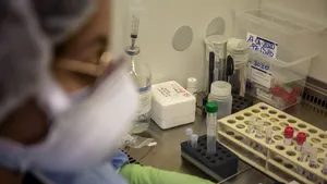 Un nouă afecţiune mortală a infecţiei cu noul virus a fost descoperită de medici. Poate afecta persoanele tinere
