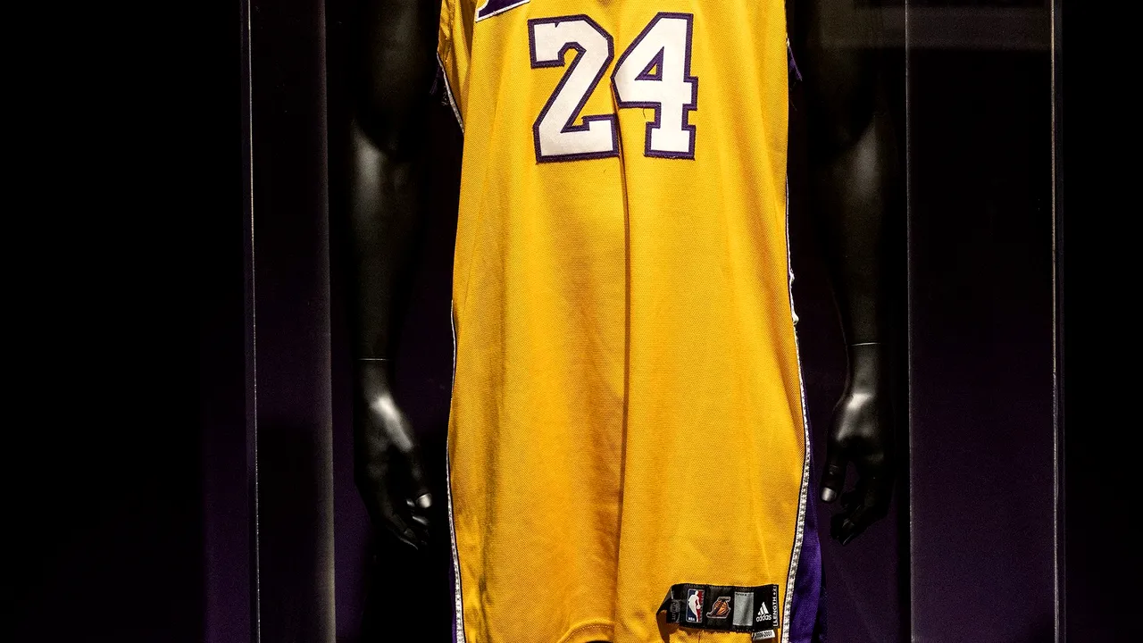 Tricoul de MVP al lui Kobe Bryant s-a vândut pentru o sumă record la licitaţie