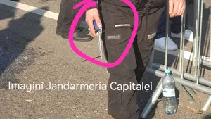 Un bărbat cu un cuţit a tăiat legăturile dintre panourile metalice din Piaţa Victoriei