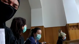GALERIE FOTO | Un avocat a mers în instanţă cu cagula în semn de protest: „Ascunderea omului după o mască depersonalizează actul de justiţie”