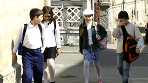 Aproximativ 170.000 de copii de gimnaziu au cel puţin un părinte în străinătate