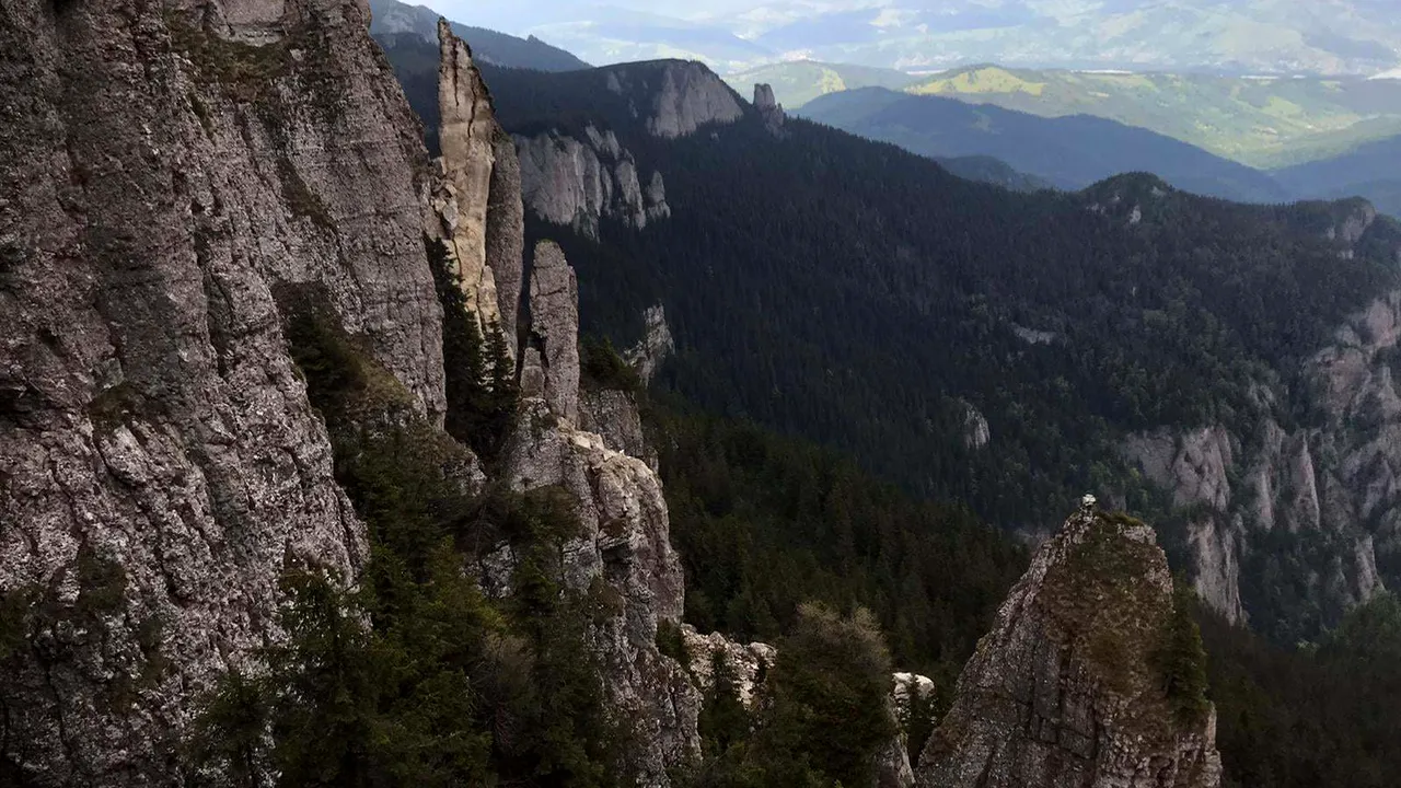 Natura se degradează. După Cascada Bigăr, unul dintre „turnurile” Ocolaşului Mare, din Munţii Ceahlău, s-a prăbuşit