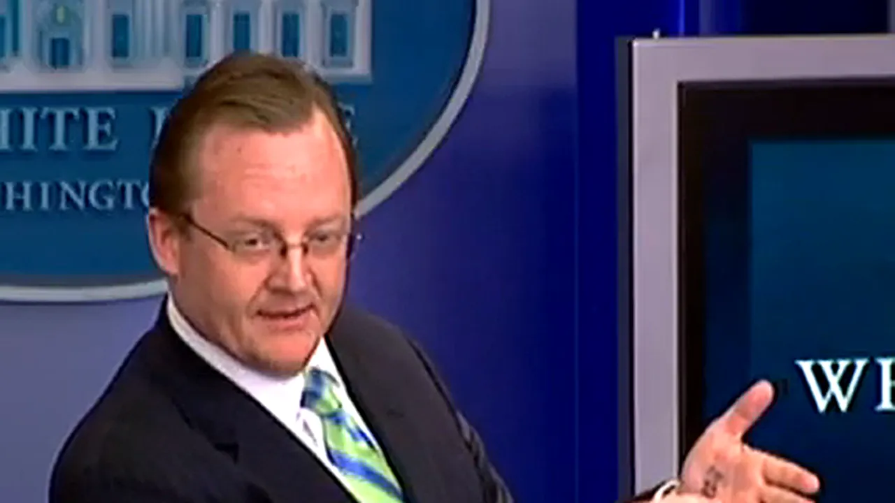 Robert Gibbs a ironizat-o pe Sarah Palin, mimând citirea unor notiţe din palmă - VIDEO