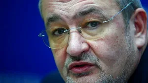 Vlădescu: Vor fi reduse cheltuieli materiale şi de capital dacă deficitul va fi peste ţinta cu FMI