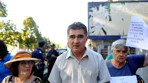 Proteste la Cotroceni: Peste 150 de oameni scandează lozinci împotriva revenirii lui Traian Băsescu