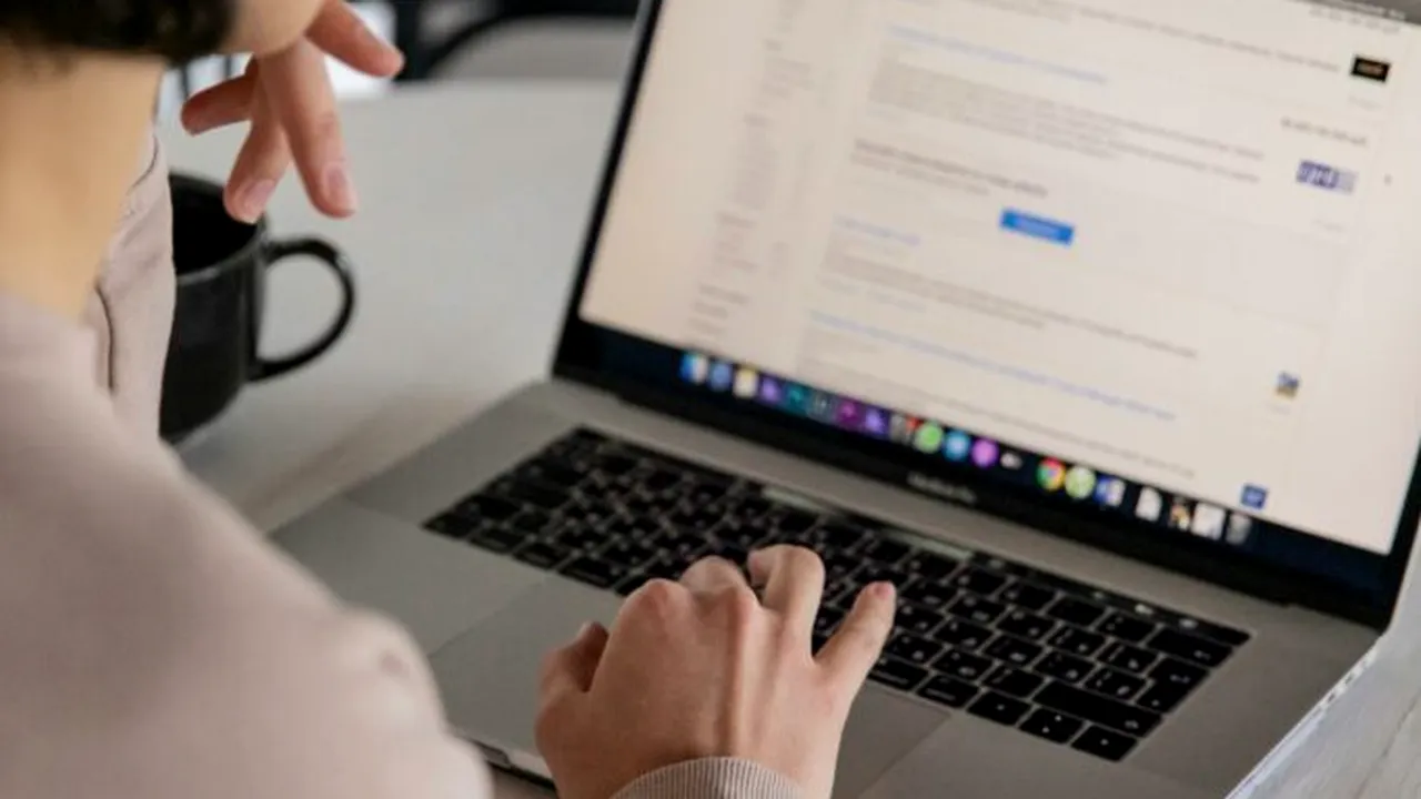 The Guardian: Sute de site-uri în limba engleză conțin linkuri către propaganda pro-Kremlin