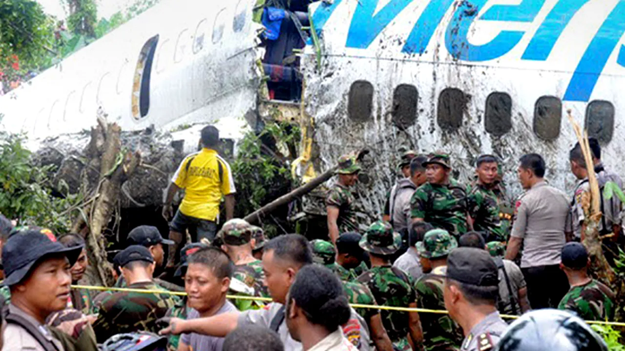 Cel puţin 20 de răniţi după ce un avion a ieşit de pe pistă în Indonezia