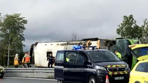 Grav accident pe o autostradă din Franţa: Un autobuz care circula pe ruta Paris-Londra s-a răsturnat/ Doi cetăţeni români se numără printre cele 33 de victime - FOTO