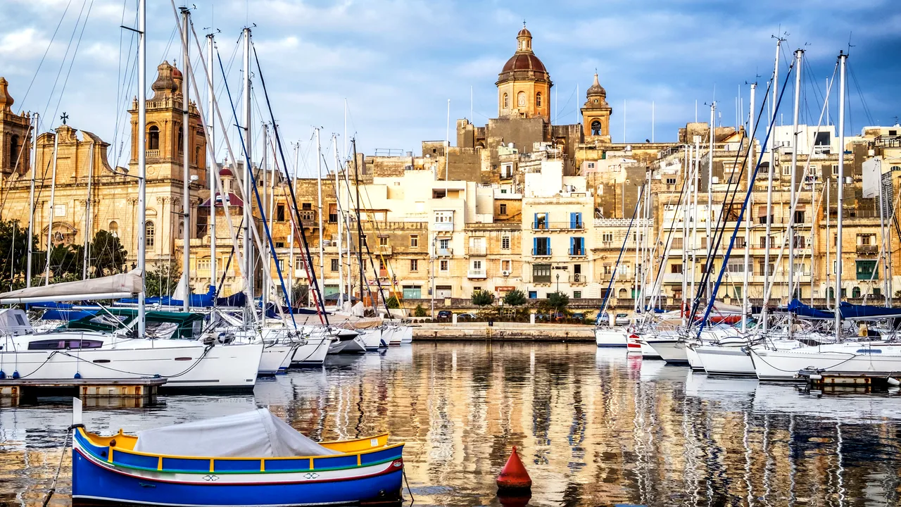 Doi turişti morţi şi alţi 50 răniţi, după ce au fost loviţi de crengile unui copac în timp ce se aflau într-un autocar turistic supraetajat, în Malta