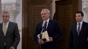 Culisele consultărilor de la Cotroceni: Dragnea i-a dat lui Iohannis un dosar cu semnăturile parlamentarilor PSD şi ALDE şi o singură propunere de premier 