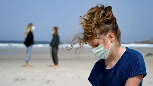 Fără mască de protecţie pe plajă, de la 1 mai. Ministrul de Interne: Propunerea va fi discutată în CNSU