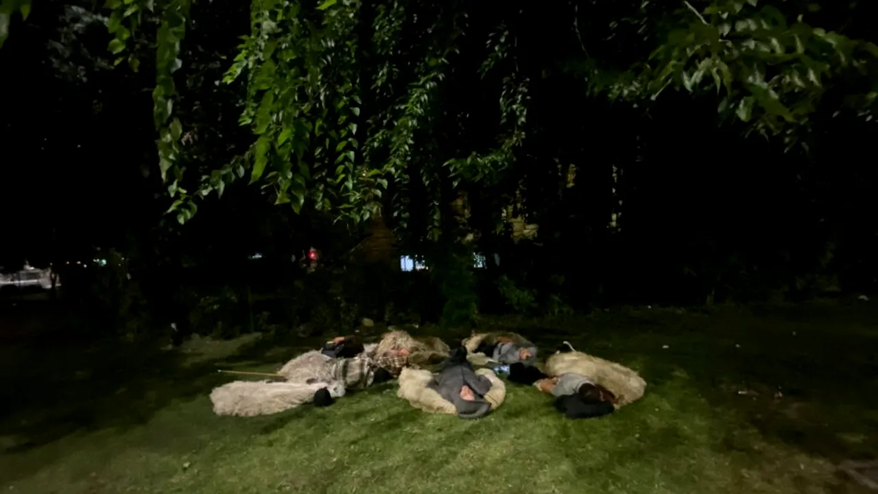 Imaginile nopții în Piața Victoriei: Mai mulți protestatari dorm pe caldarâm