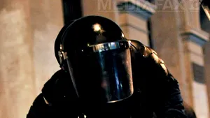 Jandarmi răniţi cu pietre de săteni din judeţul Bacău. Poliţiştii au intervenit cu gaze lacrimogene