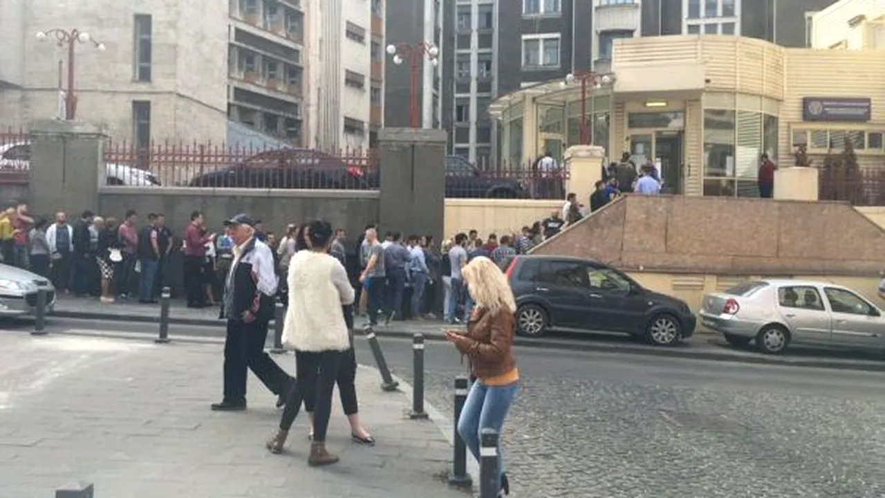 Sute de oameni stau la coadă în faţa sediului Poliţiei Capitalei, după ce MAI a deschis angajările