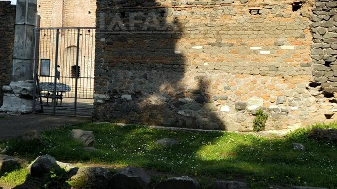 Tot mai mulţi turişti iau ca suvenir bucăţi de pavaj sau de mozaic din zonele turistice romane