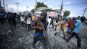 Criza din Haiti ia amploare: localnicii se luptă cu poliţiştii şi fac jafuri