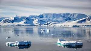 Antarctica are rezerve uriașe de aur, argint, cupru și fier. Un tratat semnat și de România interzice exploatarea lor