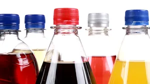 Două pahare de suc pe zi sunt la fel de dăunătoare ca fumatul. Ce alte alimente ar trebui să evitaţi