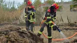 Primele imagini cu pompierii români detașați în Serbia. Intervin în două localități pentru stingerea incendiilor de vegetație