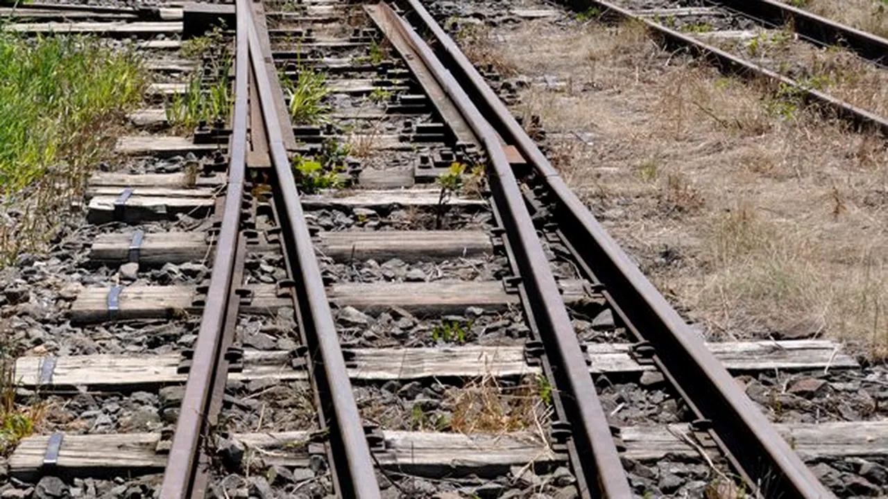 O FATĂ de 13 ani a murit, după ce A CĂZUT din TREN în apropiere de Bucureşti