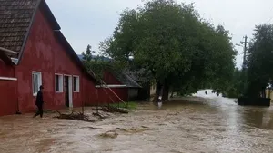 Furtuna a făcut ravagii la Arad: Gospodării şi drumuri au fost inundate, iar o maşină a fost luată de viitură şi aruncată într-un şanţ | FOTO, VIDEO