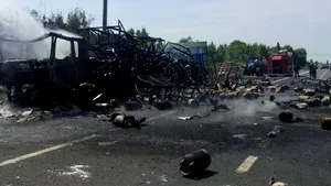 Buzău: Un tir cu 800 de butelii a luat foc pe DN2, mai multe explozii având loc. ISU: Pericolul a fost foarte mare, pompierii nu s-au apropiat. Localnicii evacuaţi s-au întors acasă - VIDEO/GALERIE FOTO