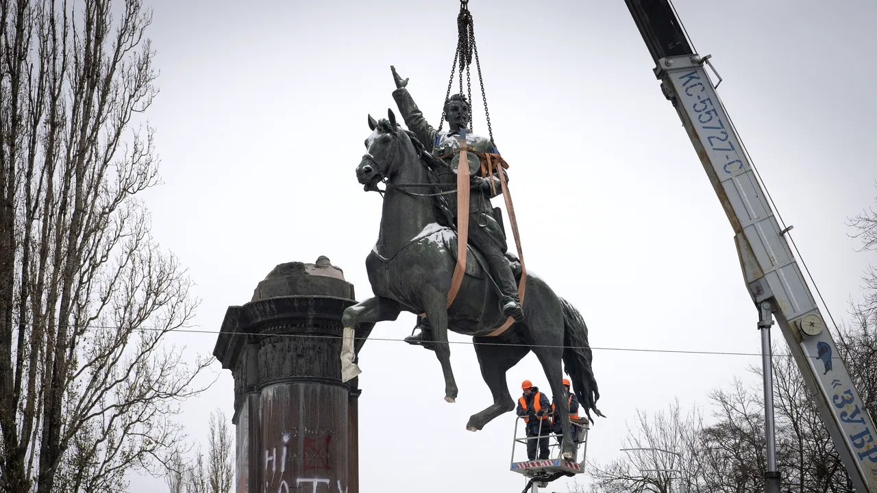 Ion Cristoiu: Eterna boală a Revoluţiilor: Dărîmarea statuilor