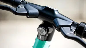 O mare companie de asigurări din România va asigura utilizatorii de trotinete şi biciclete electrice 