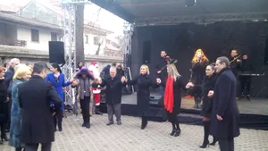 GALERIE FOTO, VIDEO ''Ne daţi ori nu ne daţi''. Social-democraţii au încins hore în curtea din Kiseleff