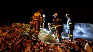 Ultima îmbrăţişare a unui cuplu | Intervenţia salvatorilor români în Albania: Au scos de sub dărâmături două cadavre