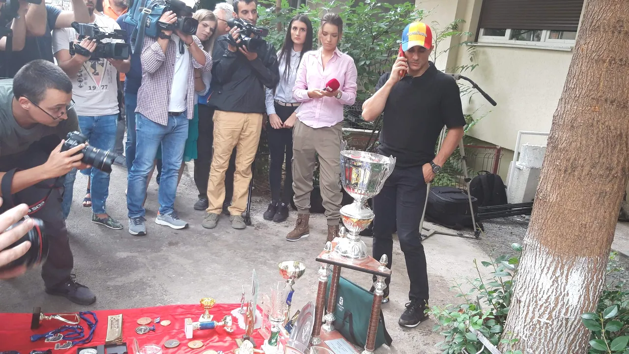 Marian Drăgulescu protestează în faţa MTS. Gimnastul a adus toate trofeele câştigate de-a lungul carierei | GALERIE FOTO 