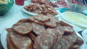 Românii din străinătate vor avea pe masa de Crăciun caltaboş şi carne la garniţă de acasă