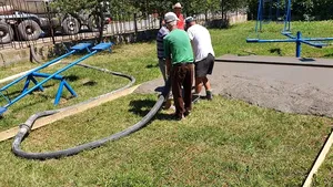 IMAGINI cu muncitorii care toarnă ciment direct pe iarbă, la o grădiniţă din Dolj. Primarul: A rămas de la alte lucrări şi nu ştiau unde să îl ducă