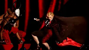 Madonna a căzut de pe scenă în timp ce cânta la Brit Awards 2015 - FOTO, VIDEO