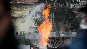 Pericol de explozie la marginea Timişoarei, după ce un autoturism a lovit o ţeavă de gaz, înlaturat